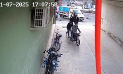 4 kişi bir motosikleti iterek çaldı