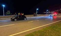 Arkadaşlarının halı saha futbol maçını izlemeye giden gence otomobil çarptı