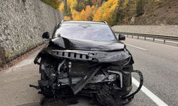 Bolu’da istinat duvarına çarpan araç, ağır hasar aldı