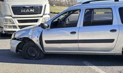 D-100’de tırın önüne kattığı araç hasar aldı