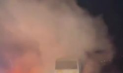 Dumanların yükseldiği yolcu midibüsündeki yangını muhtar ve vatandaşlar önledi