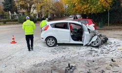 Kamyona yandan çarpan aracın 70 yaşındaki sürücüsü hayatını kaybetti