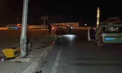 Karaman'da ticari taksi aydınlatma direğine çarptı