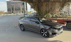 Kavşakta otomobiller çarpıştı: 2 yaralı