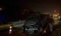 Kontrolden çıkan araç aydınlatma direğini devirip karşı yöne geçti