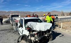 Otomobil ile kamyon çarpıştı: 1 yaralı