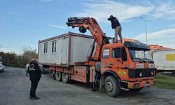 Tırın dorsesindeki konteynerden düşen işçi ağır yaralandı