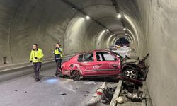 Tünelde feci kaza: Aracın motoru metrelerce ileri savruldu, hız kadranı 200'de takılı kaldı