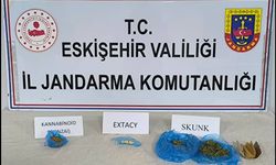 Yanlarında uyuşturucu bulunduran 2 şahsı şüpheli hareketleri ele verdi