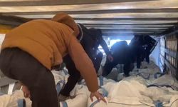 Amasya'da tırda çuvalların arasında 13 kaçak göçmen yakalandı