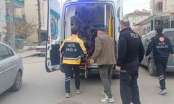 Arkadaşıyla şakalaşırken bıçağın üzerine düşen genç yaralandı