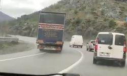 Artvin'de tır şoförünün virajda 5 aracı sollaması faciaya davetiye çıkardı