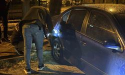 Aynı otoparktaki 5 otomobilin lastiğini kestiler