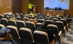 Bayburt'ta okul servis sürücülerine trafik eğitimi verildi