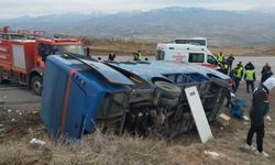 Cezaevi nakil aracı devrildi, aralarında mahkûmların da bulunduğu 5 kişi yaralandı