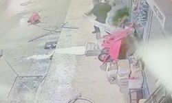 Çorum'da akılalmaz olay: Eline ne geçtiyse yola fırlattı