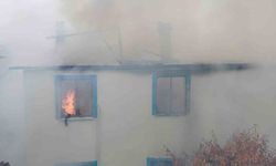 Çorum'da alev alev yanan ev kullanılmaz hale geldi