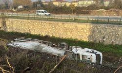 Dere yatağına devrilen beton mikserinin sürücüsü yaralandı