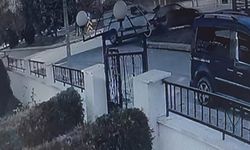 İki aracın hurdaya döndüğü kaza kameraya yansıdı