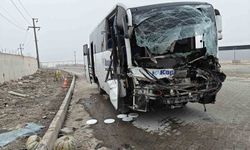 İşçi servisi tır dorsesine arkadan çarptı: 22 yaralı