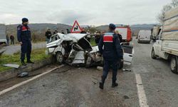 Kamyona çarpan otomobil hurdaya döndü: 1 ölü, 2 yaralı