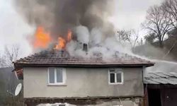 Kastamonu'da 2 katlı ev alev alev yandı