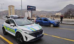 Kayseri'de 3 polis aracına çarparak kaçan şüpheli araç lastiklerine ateş edilerek yakalandı