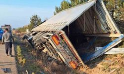 Kırıkkale'de tır devrildi: 5 büyükbaş hayvan telef oldu
