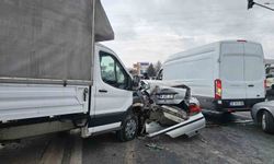 Kırmızı ışıkta duramayan kamyonet ortalığı savaş alanına çevirdi: 1'i ağır 3 yaralı