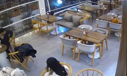 Kontrolden çıkan otomobil kafeteryaya girdi: Saniyelerle kurtuldular