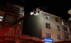 Konya'da 3 katlı binanın çatısında yangın paniği