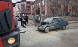 Motor kısmı tutuşan otomobili yanmaktan itfaiye kurtardı