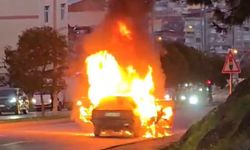 Seyir halindeki otomobil alev alev yandı