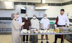 Üniversite öğrencileri Eskişehir'in yöresel lezzetleri için mutfağa girdi