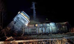 Yaralıya yardım etmek istedi, emniyet şeridindeki otomobiline ticari araç çarptı: 4 yaralı