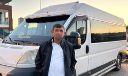 Alevlere teslim olan minibüsünü izlerken kalbine yenik düştü