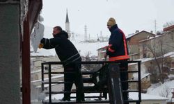 Bayburt'ta çatıdan düşen kar kütleleri park halindeki 2 araca zarar verdi: Bir otomobil hurdaya döndü
