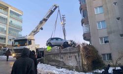 Buzlanan yolda kayan otomobil apartmanın bahçesine düştü