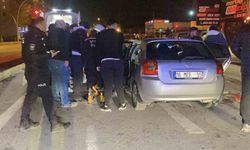 Çekici ile çarpışan otomobil hurdaya döndü: Ekipler yaralı sürücü için zamanla yarıştı