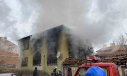 Çorum'da 2 katlı ev alev alev yandı