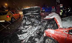 Düzce'de kafa kafaya çarpışan araçlar hurdaya döndü: 7 yaralı