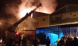 Gökçebey'de 3 katlı binanın çatısı alev alev yandı