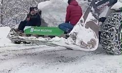 Kar nedeniyle yol kapandı, cenaze iş makinesiyle taşındı