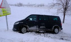 Karaman'da karlı yolda kontrolden çıkan minibüs şarampole indi