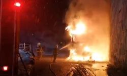 Kereste yüklü kamyon alev alev yandı