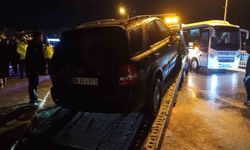 Köprü korkuluklarında asılı kalan cip nehre düşmekten son anda kurtuldu