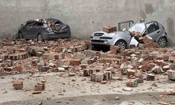 Metruk binanın çatı duvarı otoparka devrildi, 6 araçta hasar oluştu