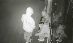 Önce sigara içtiler, sonra sakin sakin dükkanı soydular