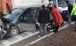 Otomobil, kırmızı ışıkta bekleyen tıra çarptı: 1 yaralı