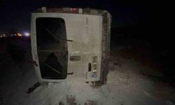 Otomobille çarpışan minibüs şarampole takla attı: 2 yaralı